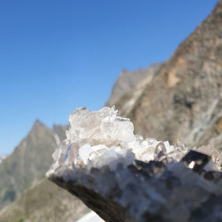 Klarer Bergkristall auf natürlichem Felsen – Symbol für Reinheit und Energie