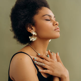 Frau mit geschlossenen Augen umarmt sich selbst – Ausdruck von Selbstliebe, Ruhe und innerem Gleichgewicht