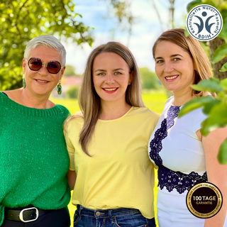 Drei Frauen verschiedener Altersgruppen in der Natur, Symbol für zertifizierte Naturkosmetik für jedes Alter. 