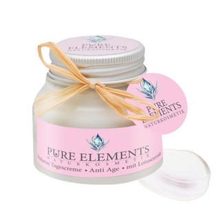Hauptfoto der Hyaluron Tagescreme •Anti Age• mit Lotusextrakt von Pure Elements – luxuriöse Anti-Aging-Pflege in 50 ml Tiegel. Neben dem Produkt ist unten links die feine Creme sichtbar, ihre samtige Struktur zeigt die geschmeidige Textur und hohe Qualität der natürlichen Inhaltsstoffe. Ideal für reife, anspruchsvolle Haut.